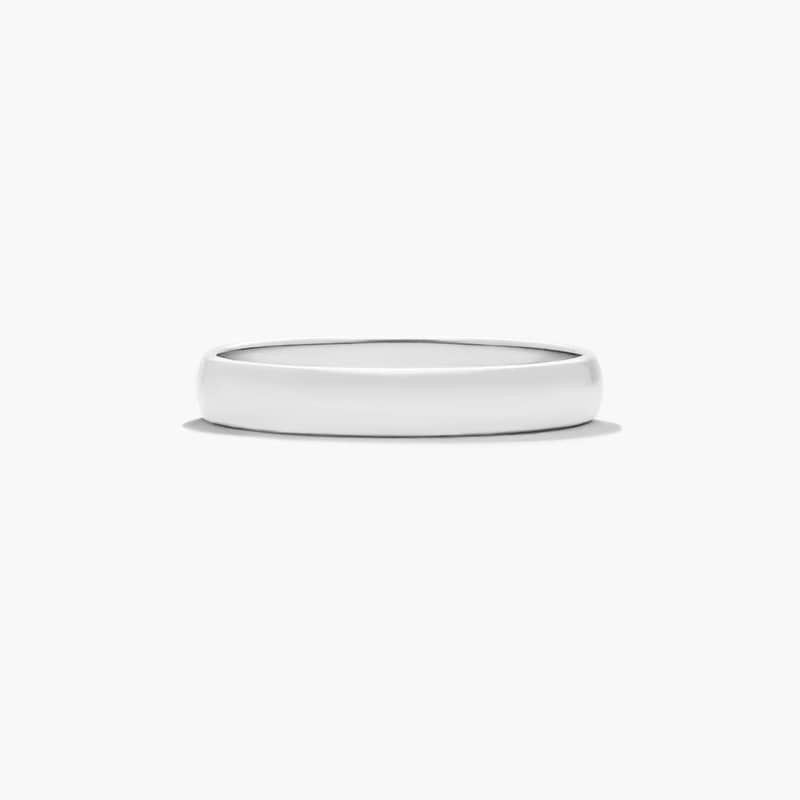 This 3mm traditional band has a classic inside and a lower dome surface on the outside that provides both a modern and classic profile.