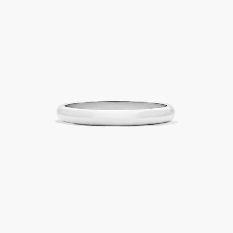This remarkable 2.5mm band maintains a truly traditional straight inside and original profile.
*Please note: This item cannot be engraved.