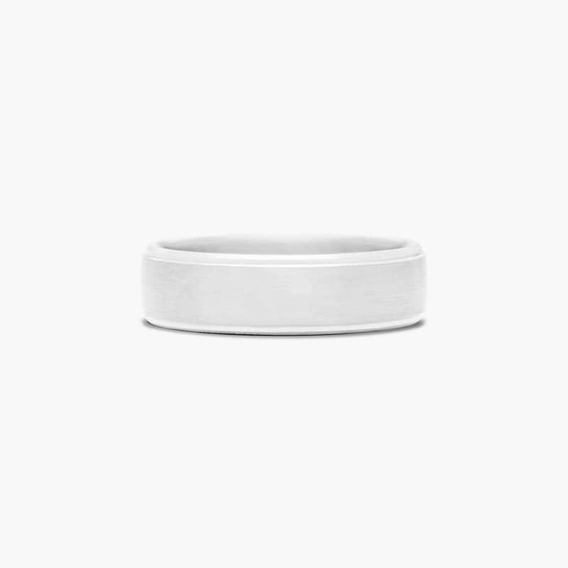 This extraordinary satin finished band features a high polish edge to offer a simple, yet refined and contemporary appearance.