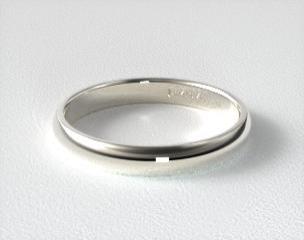 This 4mm traditional band has a classic inside and a lower dome surface on the outside that provides both a modern and classic profile.