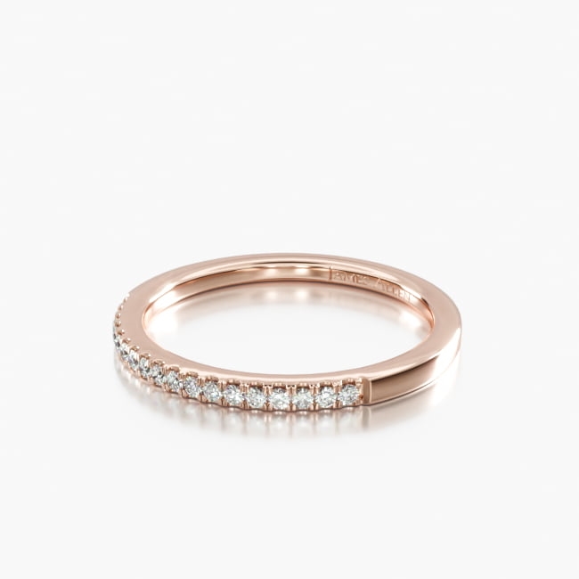 This gorgeous wedding ring features a rounded wire with pavé set round shaped diamonds using an "U" shaped micro-pavé setting style.