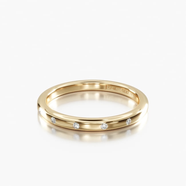This stunning high polished rounded, classic ring features diamonds that are placed and spaced elegantly to achieve a simple and sleek look.