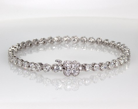 18K White Gold Diamond Flower Clasp Bracelet ( 3 CTW.)